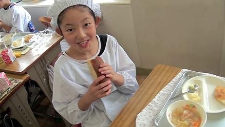 Japonya'daki İlkokullarda Öğle Yemeği İşte Böyle Yapılıyor
