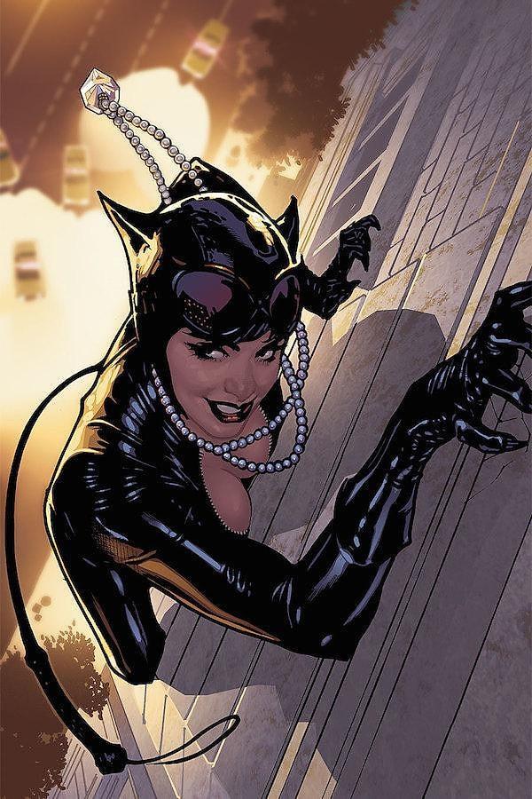 8. Catwoman, aslında bir hemşire.