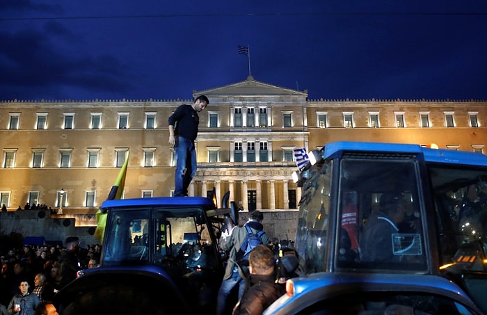 Yunan Çiftçiler Syntagma Meydanı'nı İşgal Etti