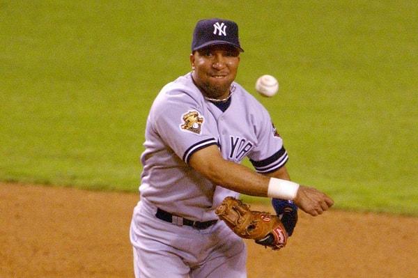 16. New York Yankees'in 2001 yılındaki mağlubiyetinden sonra, takımın oyuncularından Enrique Wilson, uçuş saatini değiştirdi.