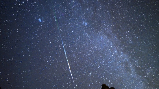 Timelapse Görüntüleriyle Meteor Patlamalarının Oluşturduğu Turuncu Bulut