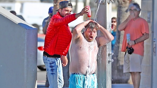 Açık Alanda Saçlarını Yıkayan İnsanları Canından Bezdiren Adam Şakalarına Devam Ediyor