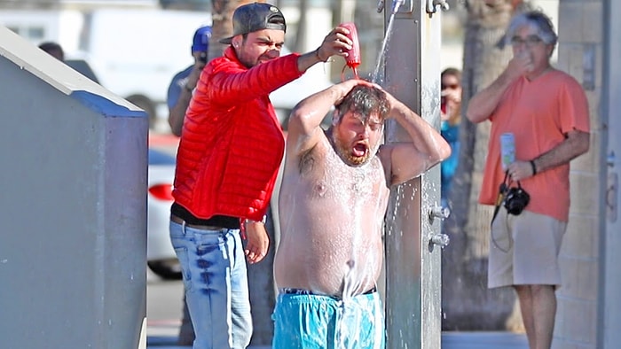 Açık Alanda Saçlarını Yıkayan İnsanları Canından Bezdiren Adam Şakalarına Devam Ediyor