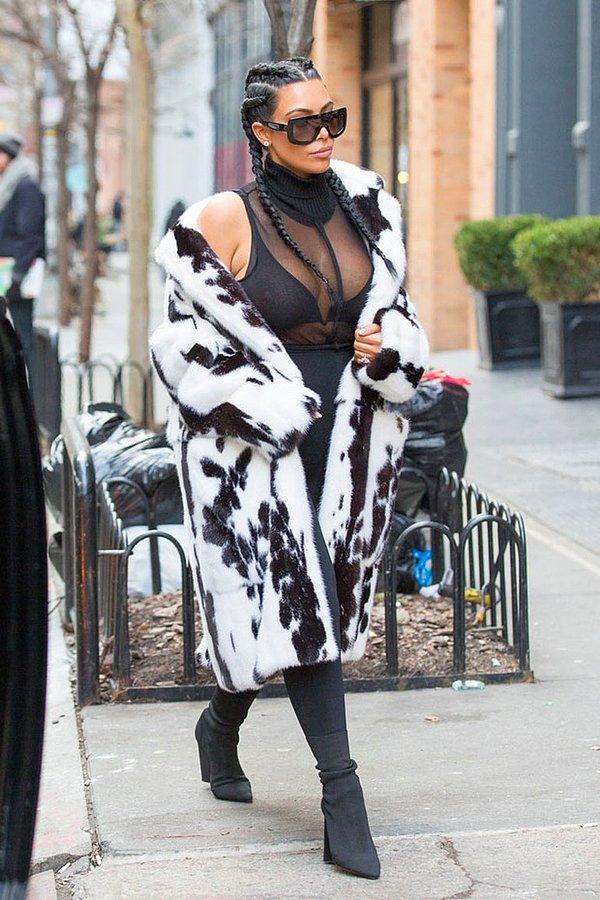 Doğum nedeniyle aldığı kiloları vermek ve toparlanmak için bir süredir evden çıkmayan Kardashian, New York Moda Haftası'na katılmak için ortaya çıktı.