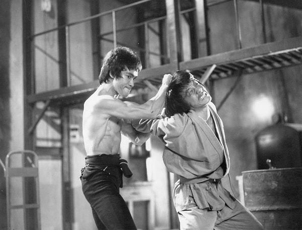7. 1973 yapımı Ejder Kalesi filminin çekimlerinde, Bruce Lee gerçekten Jackie Chan'e vurmuştur.