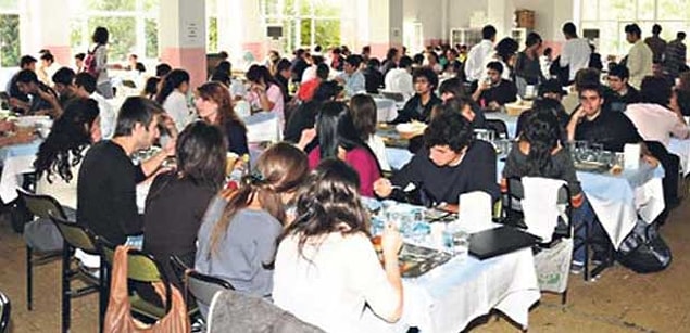 8. Dersten sonra arkadaşların seni de alır ve yemeğe gidersin.