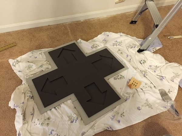 4. Не ограничиваясь только покраской, семейная пара устанавливает панели в стиле Nintendo.