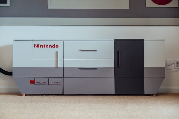 8. Для максимального приближения к оригиналу мебель тоже выкрашивается в цвета Nintendo.