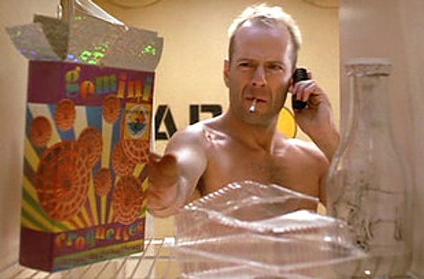 6. У Корбена стоит пустая коробка крокетов “Gemini”, именно этот продукт является спонсором подстроенной поездки во Флостонский Рай.