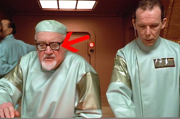 8. Этот чувак, работая в лаборатории, может создать человека из воздуха, но не может исправить себе зрение? 👓