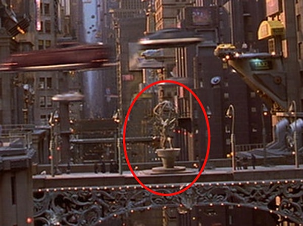 9. Эта статуя точная копия статуи, стоящей в Рокфеллеровском центре.