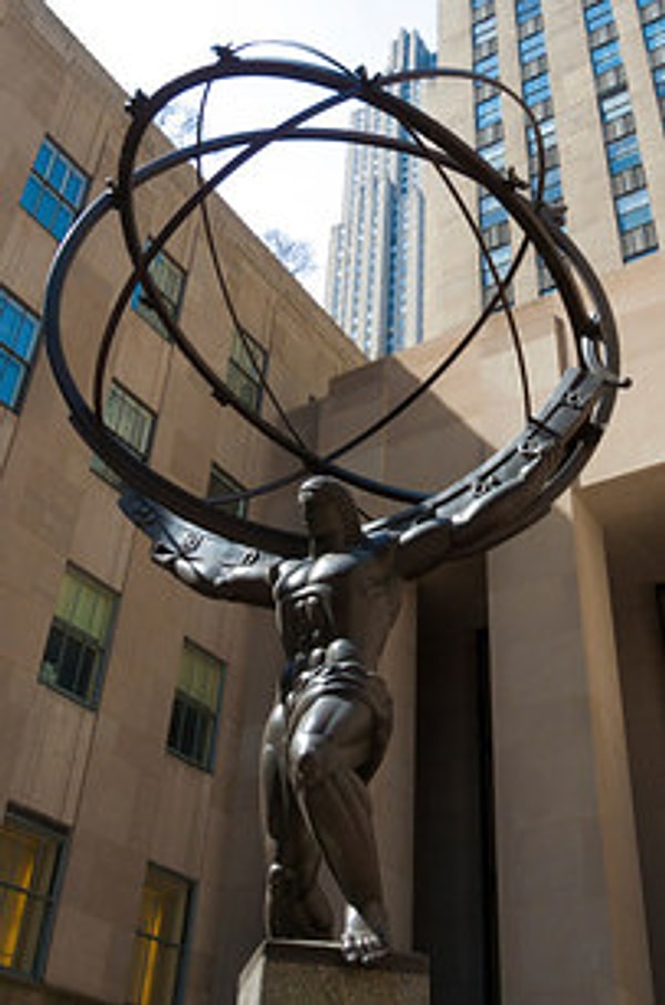 9. Эта статуя точная копия статуи, стоящей в Рокфеллеровском центре.