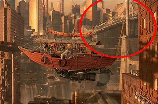 15. За летающей лодкой мистера Кима можно увидеть Бруклинский мост.