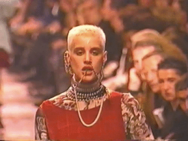 17. А это знаменитая модель 90-ых, Ева Салвэйл, сыгравшая в эпизодической роли.