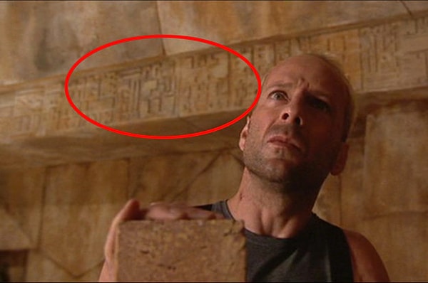 20. Эти «иероглифы» - всего лишь бетонные блоки, а не египетские письмена.