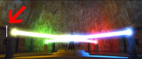 21. И, наконец, лампочка, которую забыла убрать съемочная команда, разрушив этим весь эпизод!!!