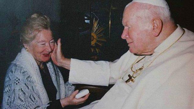 İlk başta resmi olan mektuplaşma giderek duygusallaşır.  Papa'nın Teresa'ya ilgisi vardır.