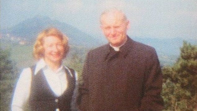 Mektupları inceleyen Cambridge Üniversitesi Hristiyanlık Tarihi Profesörü Eamon Duffy de mektuplaşmayı ''çekici bir kadınla duygu yüklü bir ilişki'' olarak yorumluyor.