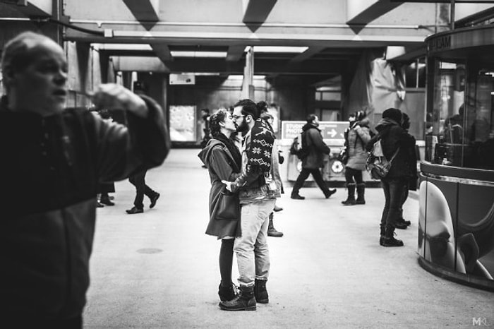 Aşkın Her Yerde Her Şekilde Güzel Olduğunu Kanıtlayan 17 Fotoğraf Karesi