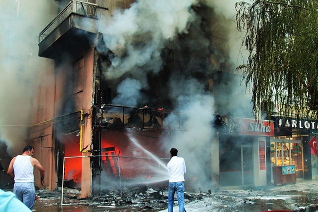 İş yerleri, parti binaları ateşe verildi
