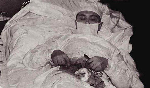 Novolazarevskaya İstasyonu'nda görevli tek doktor kendisiydi. Kendine cerrahi müdahalede bulunmazsa bu rahatsızlık ölümcül olabilirdi.