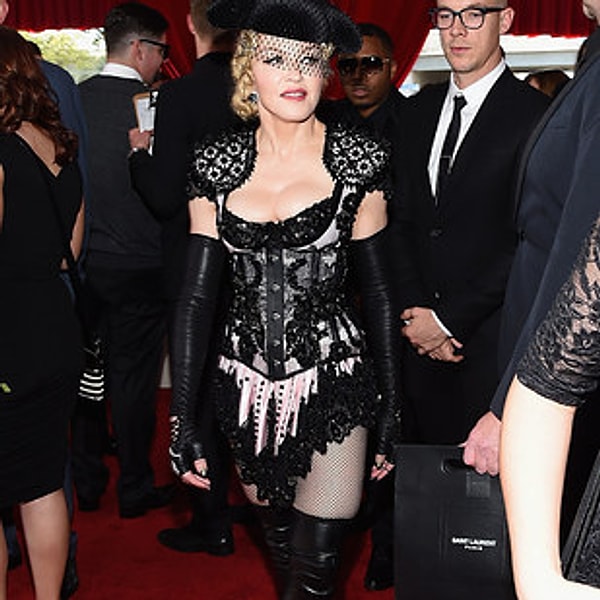 1. Интересный выбор наряда для красной дорожки.