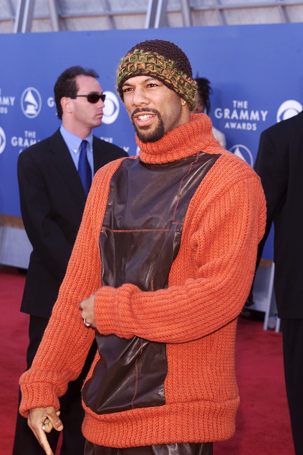 10. Репер Common выглядел так, будто он самостоятельно сшивал новый прикид из разной старой одежды.