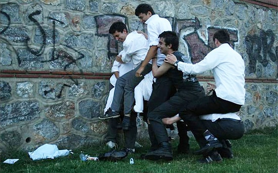 Bir Zamanlar Öğrenciydik: Öğretmen Derse Gelmediğinde Bayıla Bayıla Yaptığımız 14 Şey