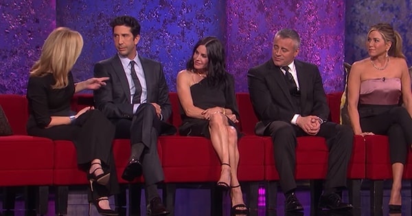 12. Затем весь актерский состав предался воспоминаниям об опыте работы с Джеймсом Берроузом (или, как они его зовут, Джимми), и Лиза Кудроу спросила Дэвида Швиммера, пришлось ли ему прослушиваться на роль Росса у Берроуза.