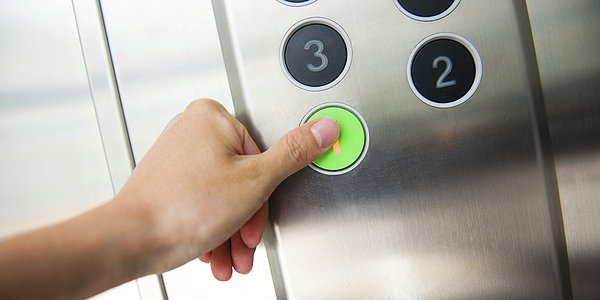 3. Ve hatta asansöre bindiğinde kat düğmesine sürekli bas veya basılı tut ki asansör kata daha hızlı çıksın/insin!