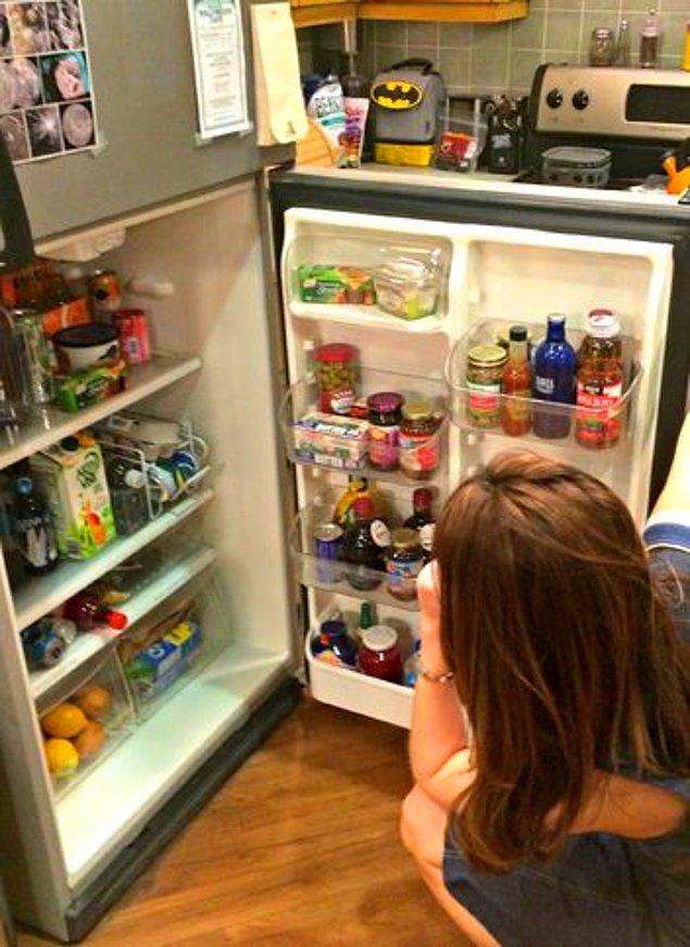 5. Buzdolabının kapağını her açıp kapattığında içindekilerin değiştiğini biliyor muydun? Farklı bir şeyler var mı diye gidip gelip aç!