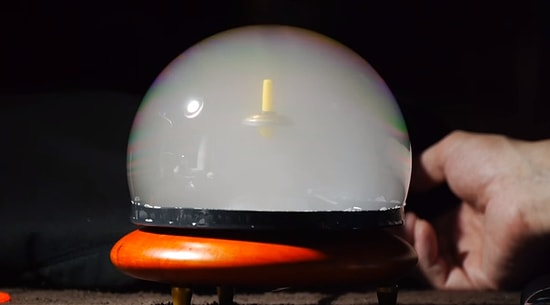 Topaçla Yapılabilecek En Güzel Hareket: Duman Dolu Baloncuğun İçinde Havada Dönen Topaç