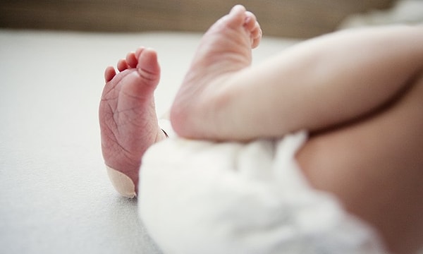 5. Старайтесь не менять малышам подгузники каждые 5 минут.