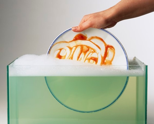 17. Если вы хотите немного сполоснуть посуду перед посудомоечной машиной, наберите в раковину воды и сделайте это в одной и той же воде без открывания и закрывания крана.