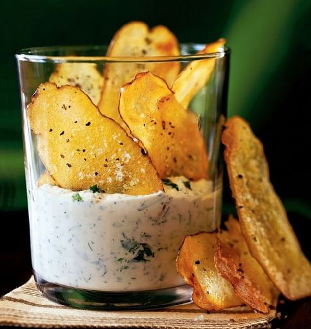 5. Evde patates cipsi yapmaya başladığımdan beri marketten cips almak pek keyifli gelmiyor. Tarifi o kadar pratik ki arkadaşlarınız gelmeden yarım saat önce kolayca hazırlayabilirsiniz.