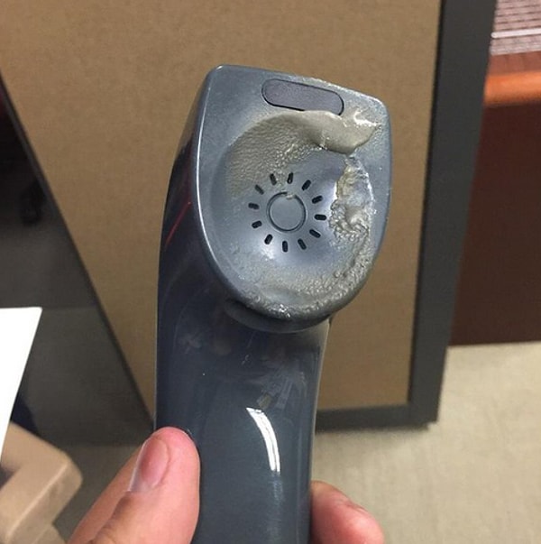 7. Телефонная трубка, подвергшаяся нападению женщины с избыточным слоем макияжа.