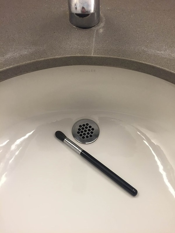 2. Когда кисточка падает в раковину и намокает, а ты еще не закончила наносить макияж.