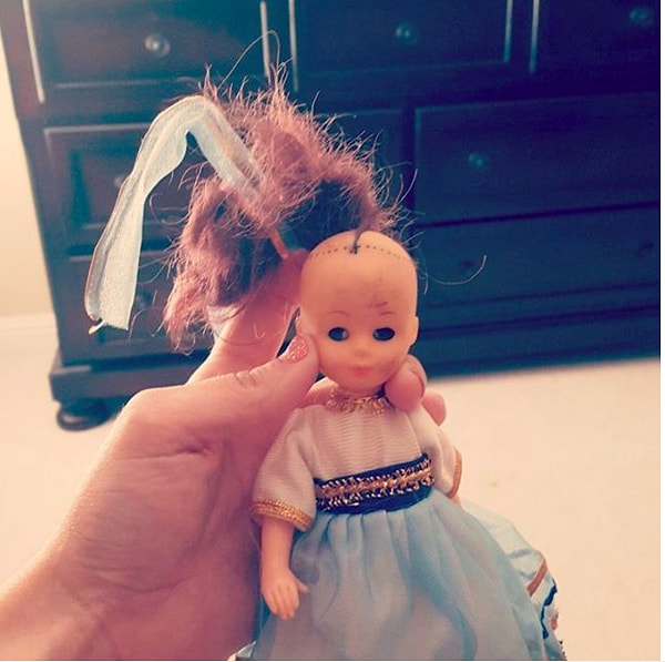 3. И когда, завивая волосы, ты случайно дергаешь плойку и снимаешь половину скальпа.