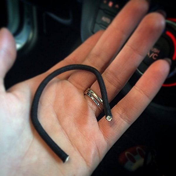 9. И когда твоя любимая резинка лопается у тебя в руках и больно бьет по руке, как будто наказывая тебя.