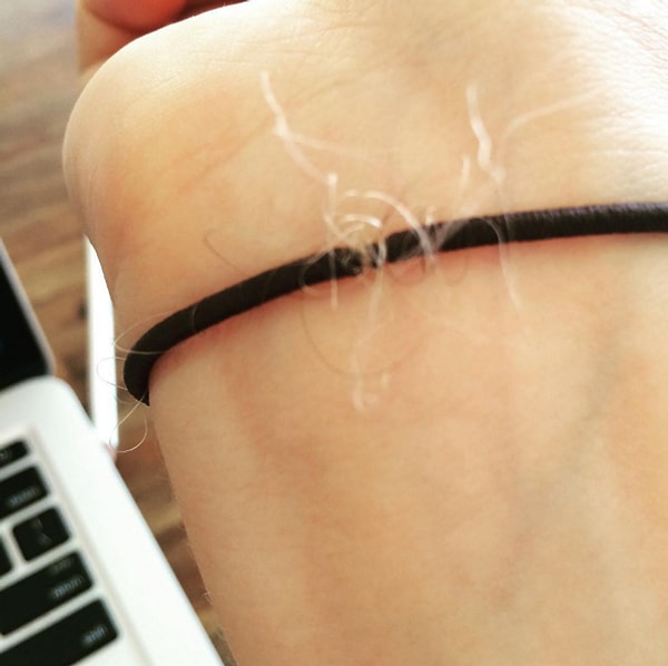 10. А застрявшие в резинке волосы, которые никак не хотят выпутываться?