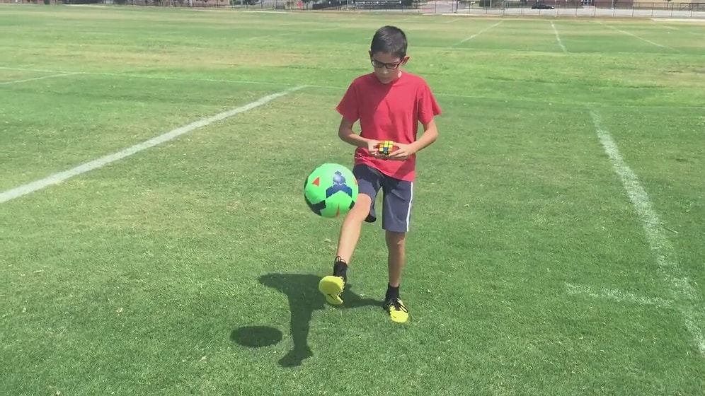 Hem Rubik Küp Çözen Hem de Top Sektiren Yetenek Abidesi Ufaklık