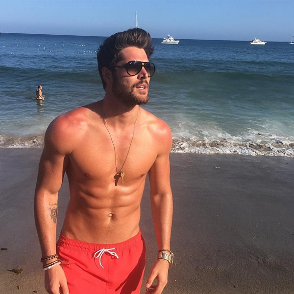 8. молодой человек добился благодаря занятиям каратэ и другими боевыми искусствами с самого детства.