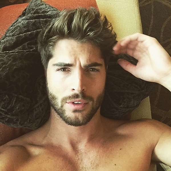 11. Через некоторое время он начал профессиональную карьеру модели.