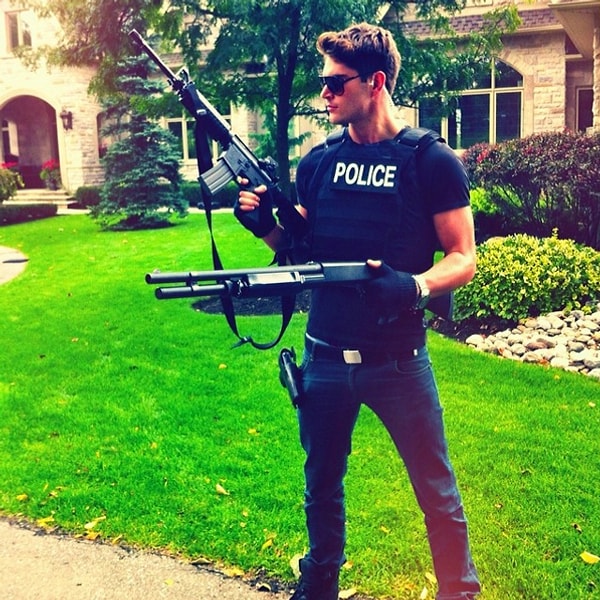 15. Одновременно Ник Бейтман принимал участие в съемках ...