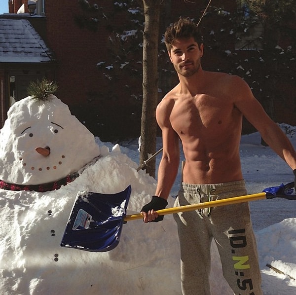 29. фотками топлес (в том числе зимой!), ...