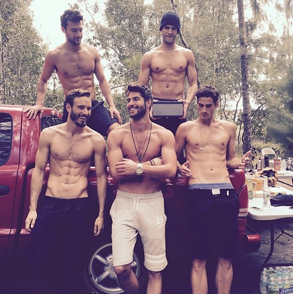 30. такими же красавчиками-друзьями, как и он сам, ...