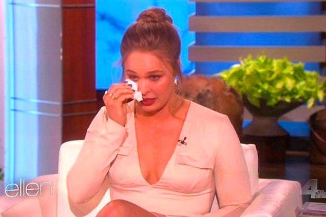Ellen Show'a katılan Rousey, o an ne hissettin sorusuna cevap verirken kimse bu kadarını beklememişti. Göz yaşlarına boğulan güzel dövüşçü açıklamalarının ardından ise samimiyeti nedeniyle alkış aldı.