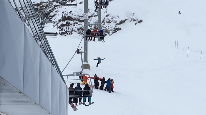 Telesiyejden Düşmek Üzere Olan Çocuğu Kurtaran Güzel İnsanlar