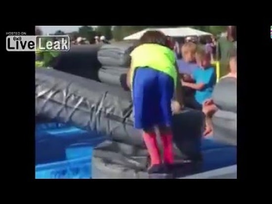 Упрямый мальчик не сдается после полученных ударов на "Полосе  препятствий"