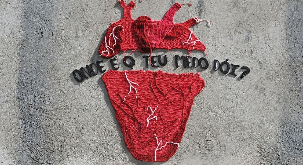 Graffitiler Boyut Kazanıyor: Sao Paulo ve Rio Duvarlarını İplik ve Tığ ile Donatan Sanatçı